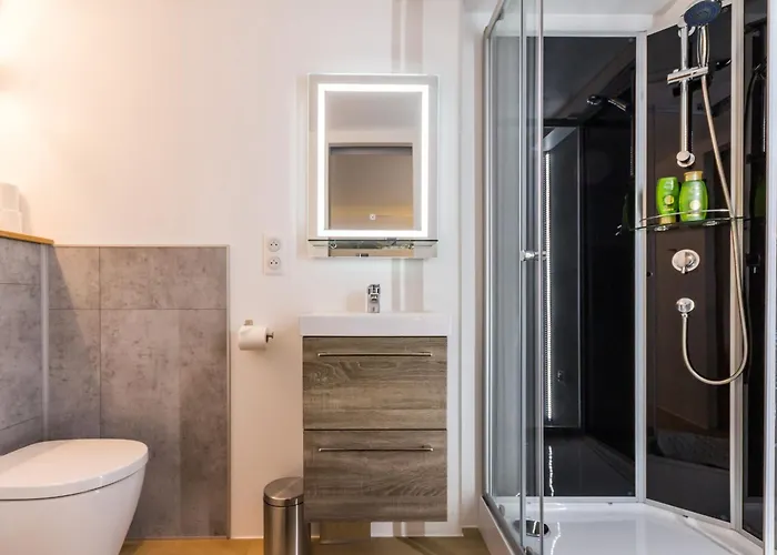 Hébergement de vacances Maison De à St Nazaire, Près Du Front De Mer, Climatisée, 3 Avec Sdb Privatives, Wifi - Fr-1-306-1203